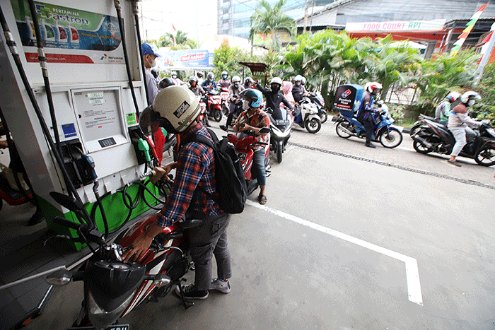Pengendara mengisi bahan bakar minyak (BBM) di salah satu SPBU di kawasan Rasuna Said, Kuningan, Jakarta, Rabu (31/8/2022).