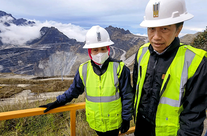 Presiden Joko Widodo dan Ibu Iriana Joko Widodo bersama rombongan tiba di Grasberg, Kamis (1/9/2022).