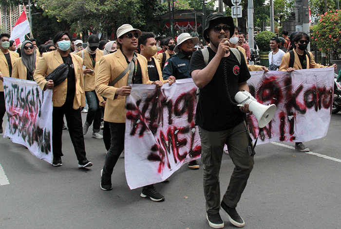 Mahasiswa mengelar aksi unjuk rasa menolak kenaikan harga BBM di kawasan Patung Kuda, Jakarta, Kamis (1/9/2022).