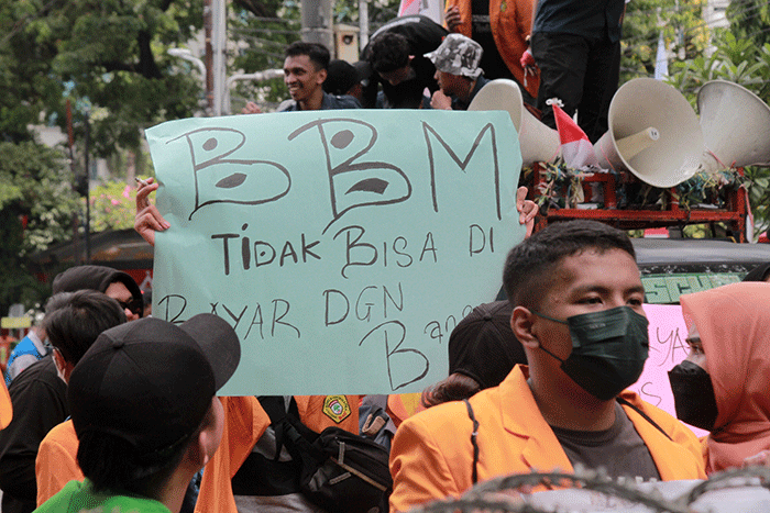 Mahasiswa mengelar aksi unjuk rasa menolak kenaikan harga BBM di kawasan Patung Kuda, Jakarta, Kamis (1/9/2022).
