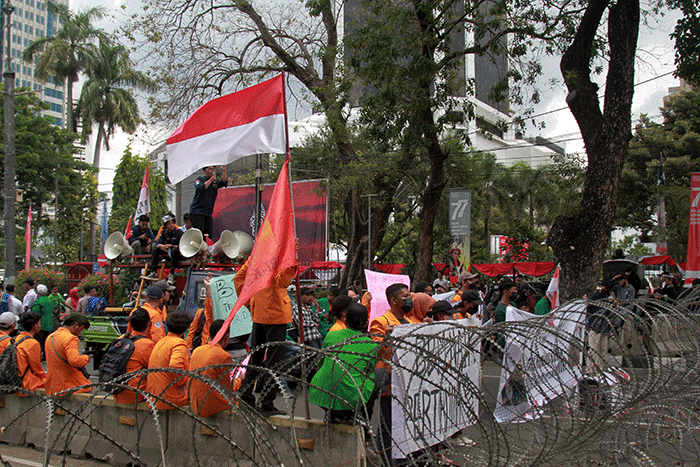Mahasiswa mengelar aksi unjuk rasa menolak kenaikan harga BBM di kawasan Patung Kuda, Jakarta, Kamis (1/9/2022).