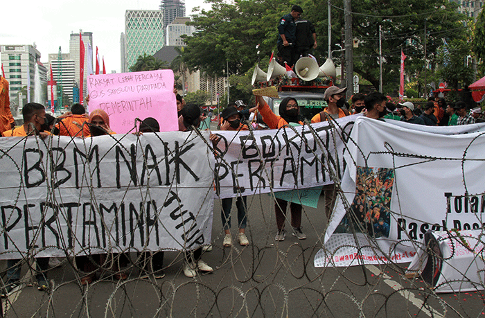 Mahasiswa mengelar aksi unjuk rasa menolak kenaikan harga BBM di kawasan Patung Kuda, Jakarta, Kamis (1/9/2022).