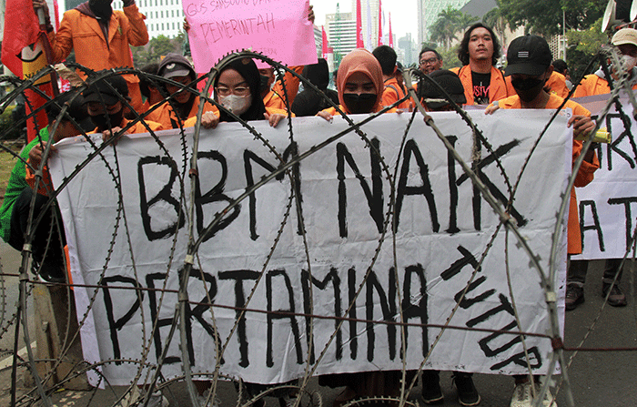 Mahasiswa mengelar aksi unjuk rasa menolak kenaikan harga BBM di kawasan Patung Kuda, Jakarta, Kamis (1/9/2022).