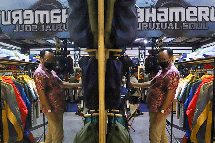 Sejumlah pengunjung melihat produk yang dijual pada salah satu stand dalam Pameran Indonesia Outdoor Festival (Indofest) 2022.