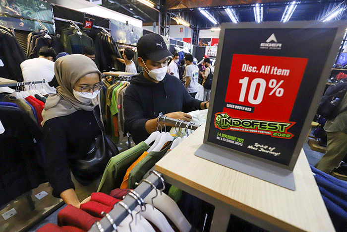 Sejumlah pengunjung melihat produk yang dijual pada salah satu stand dalam Pameran Indonesia Outdoor Festival (Indofest) 2022.