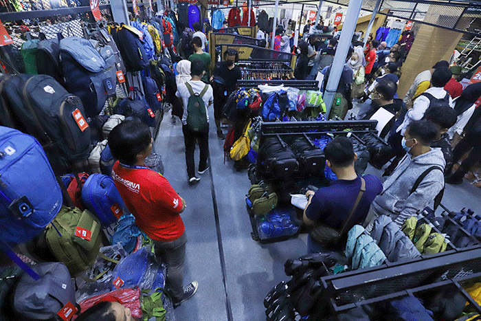 Sejumlah pengunjung melihat produk yang dijual pada salah satu stand dalam Pameran Indonesia Outdoor Festival (Indofest) 2022.