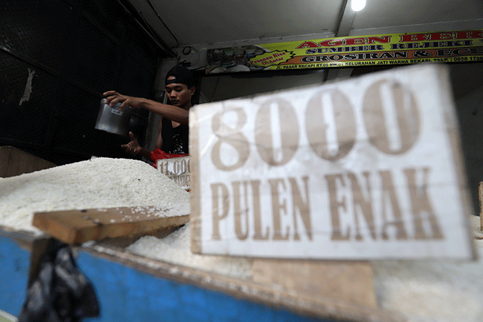 Pedagang menata tumpukan karung berisi beras di Agen Beras Sumber Rejeki di kawasan Pondok Melati, Kota Bekasi, Jawa Barat, Jumat (2/9/2022).