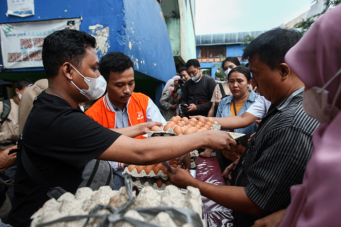 Menteri Perdagangan Zulkifli Hasan (tengah) saat membelikan telur ayam untuk warga di Bazar Pangan Murah, Pasar Minggu, Jakarta, Jumat (2/9/2022).