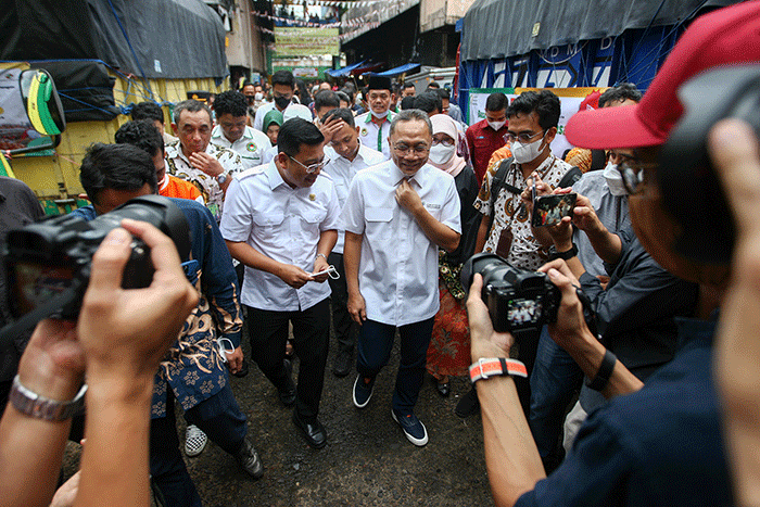 Menteri Perdagangan Zulkifli Hasan (tengah) saat membelikan telur ayam untuk warga di Bazar Pangan Murah, Pasar Minggu, Jakarta, Jumat (2/9/2022).