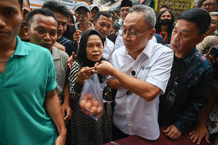 Menteri Perdagangan Zulkifli Hasan (tengah) saat membelikan telur ayam untuk warga di Bazar Pangan Murah, Pasar Minggu, Jakarta, Jumat (2/9/2022).