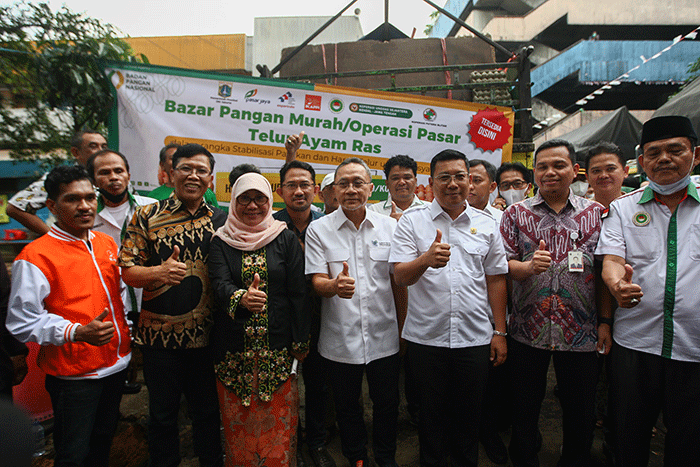 Menteri Perdagangan Zulkifli Hasan (tengah) saat membelikan telur ayam untuk warga di Bazar Pangan Murah, Pasar Minggu, Jakarta, Jumat (2/9/2022).