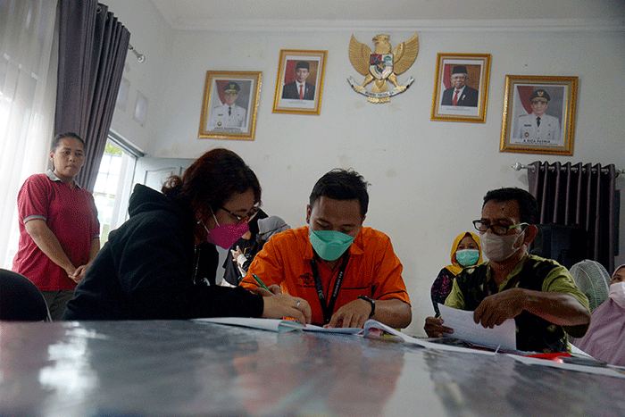Warga menunjukan uang senilai Rp 300.000 saat pembagian Bantuan Langsung Tunai (BLT) subsidi Bahan Bakar Minyak (BBM) di kawasan Gambir, Jakarta.