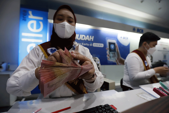 Karyawan menghitung mata uang rupiah di BCA KCU Matraman, Jakarta, Jumat (2/9/2022).
