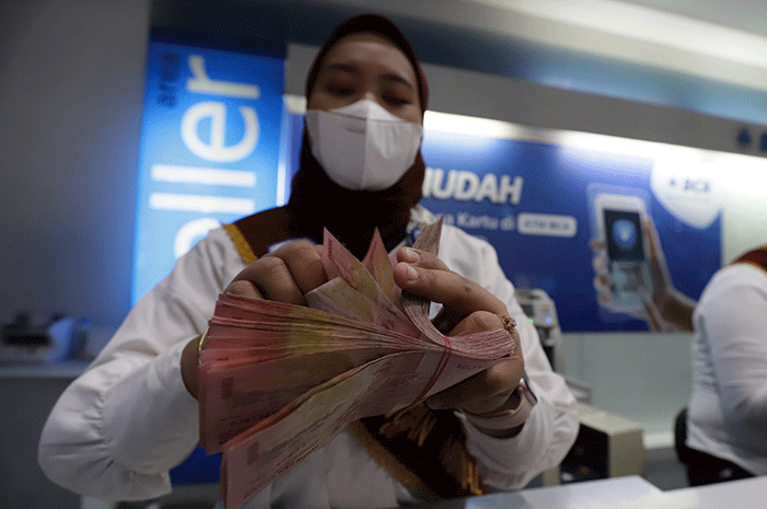 Karyawan menghitung mata uang rupiah di BCA KCU Matraman, Jakarta, Jumat (2/9/2022).