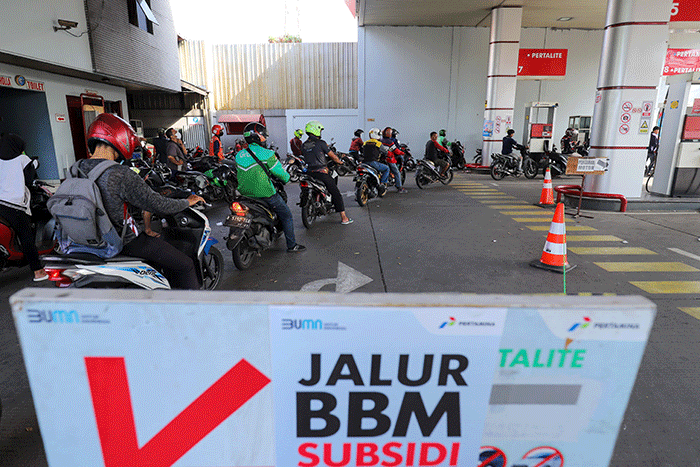 Pengendara antre mengisi bahan bakar minyak (BBM) di SPBU Senen, Jakarta Pusat, Sabtu (3/9/2022).