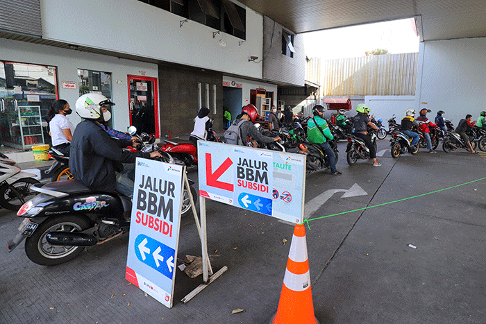 Pengendara antre mengisi bahan bakar minyak (BBM) di SPBU Senen, Jakarta Pusat, Sabtu (3/9/2022).