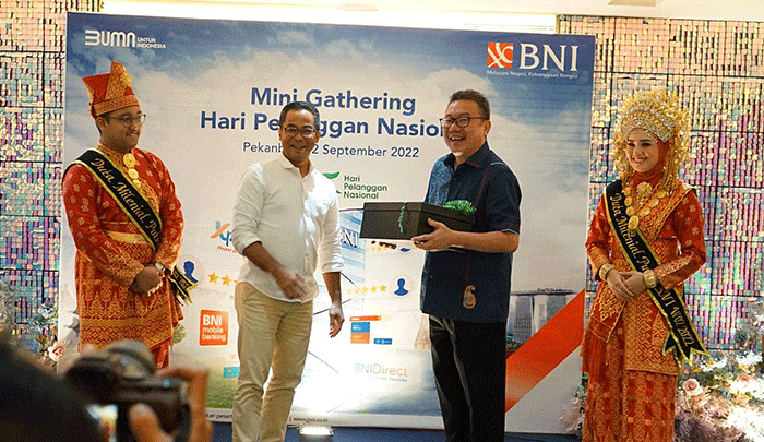 Direktur Consumer Banking BNI Corina Leyla Karnalies (kanan) dan Direktur Paradise Perkasa Henry Leo dalam Mini Gathering Hari Pelanggan Nasional BNI 2022.