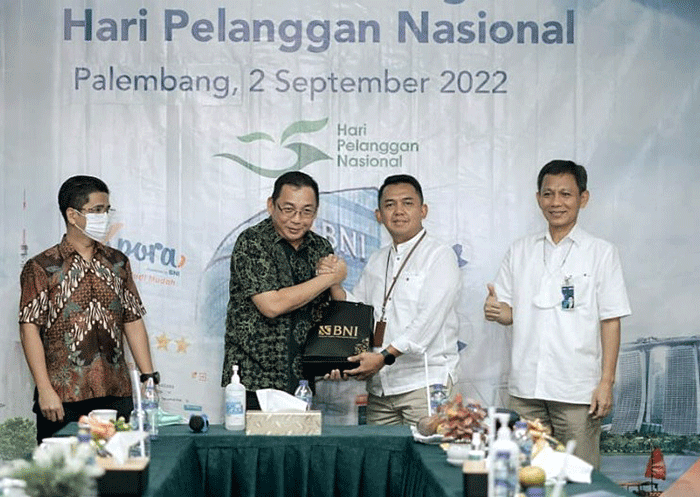 Direktur Consumer Banking BNI Corina Leyla Karnalies (kanan) dan Direktur Paradise Perkasa Henry Leo dalam Mini Gathering Hari Pelanggan Nasional BNI 2022.