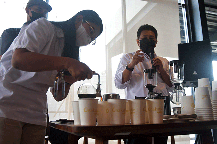 Peserta menjajal cara seduh kopi dan merias wajah ketika mengikuti Coffee Meets Beauty di Kafe EXCELSO HR Muhammad Surabaya, Jawa Timur, Sabtu (3/9/2022).