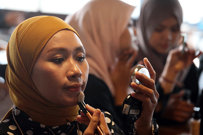 Peserta menjajal cara seduh kopi dan merias wajah ketika mengikuti Coffee Meets Beauty di Kafe EXCELSO HR Muhammad Surabaya, Jawa Timur, Sabtu (3/9/2022).