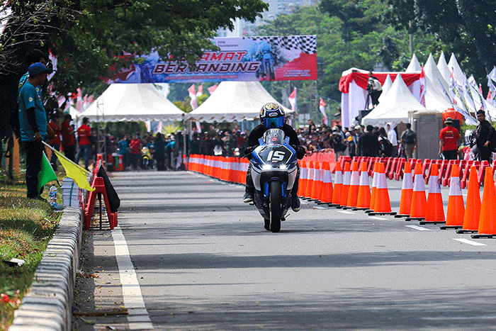 Sejumlah peserta saat mengikuti gelaran Street Race Polda Metro Jaya (PMJ) di Jalan Benyamin Sueb, Kemayoran, Jakarta Pusat, Sabtu (3/9/2022).