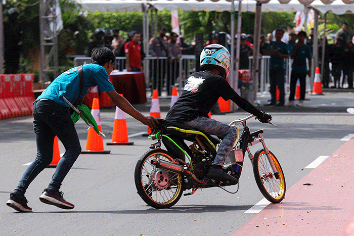 Sejumlah peserta saat mengikuti gelaran Street Race Polda Metro Jaya (PMJ) di Jalan Benyamin Sueb, Kemayoran, Jakarta Pusat, Sabtu (3/9/2022).
