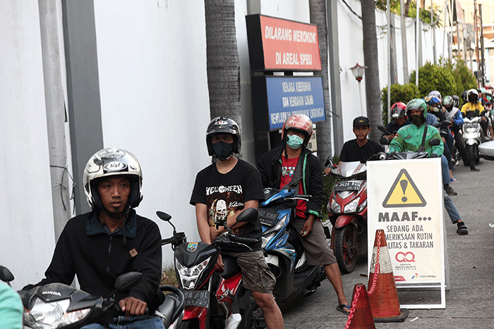 Petugas mengganti papan harga BBM di Jakarta, Sabtu (3/9/2022).