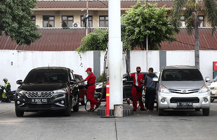 Petugas mengganti papan harga BBM di Jakarta, Sabtu (3/9/2022).