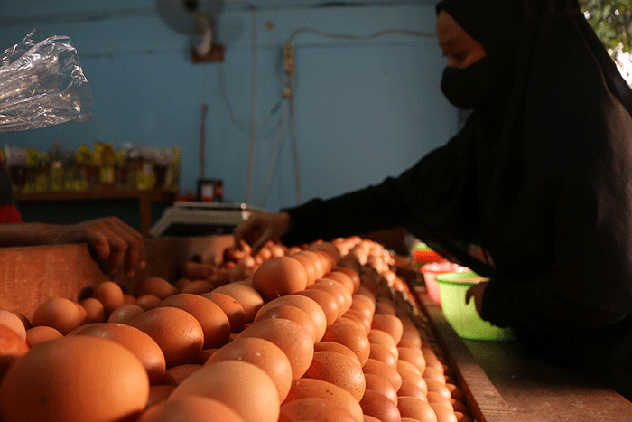 Pedagang telur melayani pembeli di kawasan Jalan Pasar Serdang Kemayoran, Jakarta, Sabtu (3/9/2022).