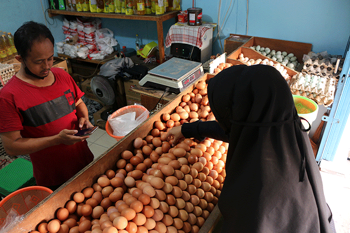 Pedagang telur melayani pembeli di kawasan Jalan Pasar Serdang Kemayoran, Jakarta, Sabtu (3/9/2022).