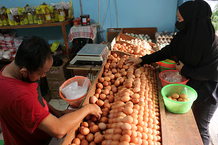 Pedagang telur melayani pembeli di kawasan Jalan Pasar Serdang Kemayoran, Jakarta, Sabtu (3/9/2022).