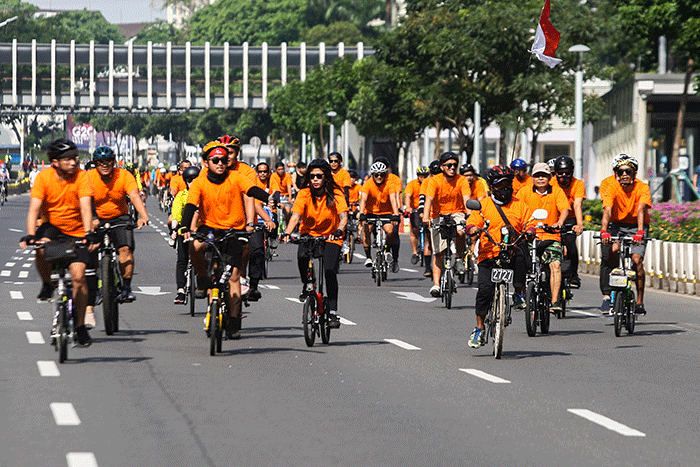 Head of Ecommerce 9to9 Fahmi Reza (kanan) melepas peserta Fun Bike di Jakarta, Minggu (4/9/2022).