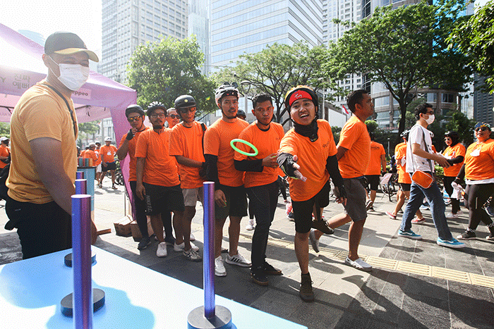 Head of Ecommerce 9to9 Fahmi Reza (kanan) melepas peserta Fun Bike di Jakarta, Minggu (4/9/2022).