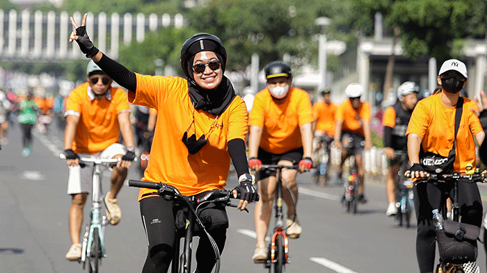 Head of Ecommerce 9to9 Fahmi Reza (kanan) melepas peserta Fun Bike di Jakarta, Minggu (4/9/2022).