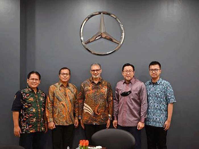 Soft opening diler resmi Mercedes Benz Commercial Truck di Kota Banjar Baru, Kalimantan Selatan.