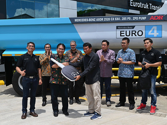 Soft opening diler resmi Mercedes Benz Commercial Truck di Kota Banjar Baru, Kalimantan Selatan.