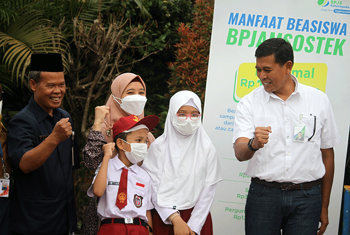 Direktur Utama BPJS Ketenagakerjaan Anggoro Eko Cahyo bertandang ke SD Negeri 19 Jakarta untuk menyerahkan santunan beasiswa pendidikan.
