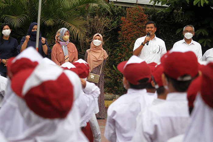 Direktur Utama BPJS Ketenagakerjaan Anggoro Eko Cahyo bertandang ke SD Negeri 19 Jakarta untuk menyerahkan santunan beasiswa pendidikan.
