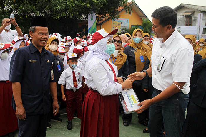 Direktur Utama BPJS Ketenagakerjaan Anggoro Eko Cahyo bertandang ke SD Negeri 19 Jakarta untuk menyerahkan santunan beasiswa pendidikan.