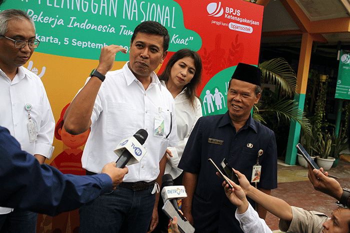 Direktur Utama BPJS Ketenagakerjaan Anggoro Eko Cahyo bertandang ke SD Negeri 19 Jakarta untuk menyerahkan santunan beasiswa pendidikan.