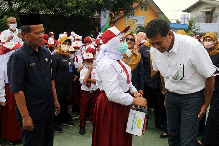 Direktur Utama BPJS Ketenagakerjaan Anggoro Eko Cahyo bertandang ke SD Negeri 19 Jakarta untuk menyerahkan santunan beasiswa pendidikan.