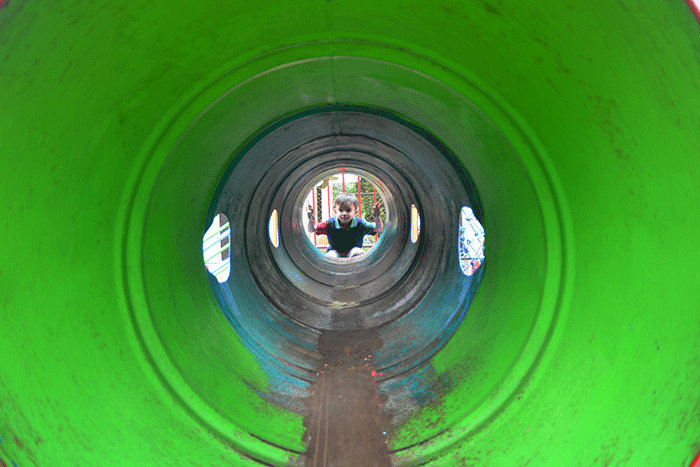 Wisatawan menikmati sejumlah wahana di Bukit Sekipan, Kalisoro, Tawangmangu, Kabupaten Karanganyar, Jawa Tengah.