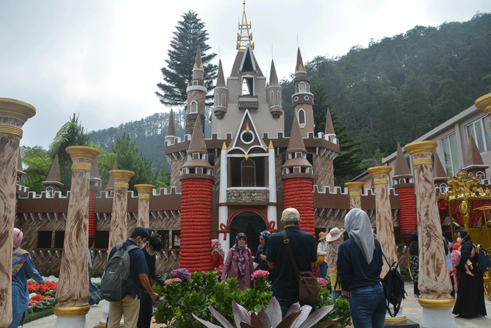 Wisatawan menikmati sejumlah wahana di Bukit Sekipan, Kalisoro, Tawangmangu, Kabupaten Karanganyar, Jawa Tengah.