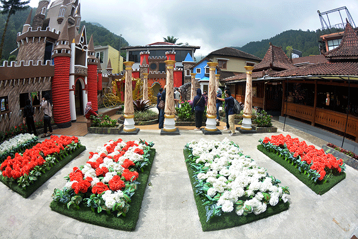 Wisatawan menikmati sejumlah wahana di Bukit Sekipan, Kalisoro, Tawangmangu, Kabupaten Karanganyar, Jawa Tengah.