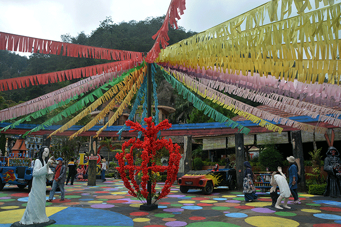 Wisatawan menikmati sejumlah wahana di Bukit Sekipan, Kalisoro, Tawangmangu, Kabupaten Karanganyar, Jawa Tengah.