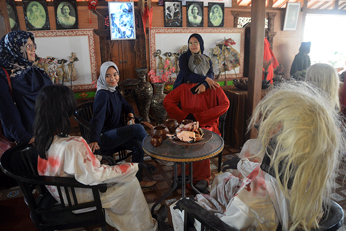 Wisatawan menikmati sejumlah wahana di Bukit Sekipan, Kalisoro, Tawangmangu, Kabupaten Karanganyar, Jawa Tengah.