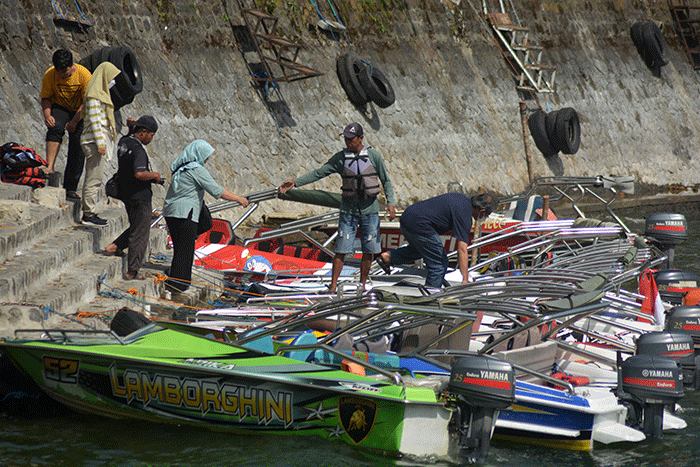 Sejumlah wisatawan menikmati objek wisata Telaga Sarangan, Plaosan, Kabupaten Magetan, Jawa Timur.