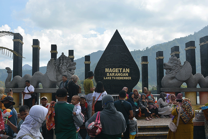 Sejumlah wisatawan menikmati objek wisata Telaga Sarangan, Plaosan, Kabupaten Magetan, Jawa Timur.