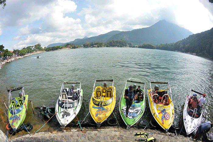 Sejumlah wisatawan menikmati objek wisata Telaga Sarangan, Plaosan, Kabupaten Magetan, Jawa Timur.