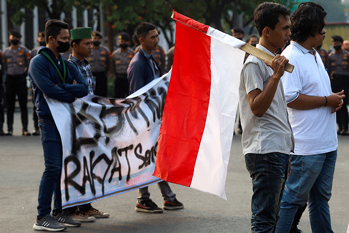 Mahasiswa yang tergabung dalam Himpunan Mahasiswa Islam (HMI) Jakarta Barat menggelar aksi tolak kenaikan BBM di Gedung DPR/MPR Senayan, Jakarta.